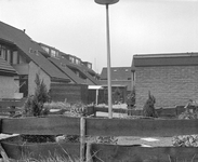 880983 Gezicht op de achterzijde van woningen op de Jupiterstraat te Utrecht, aan de Meteoorhof (?).